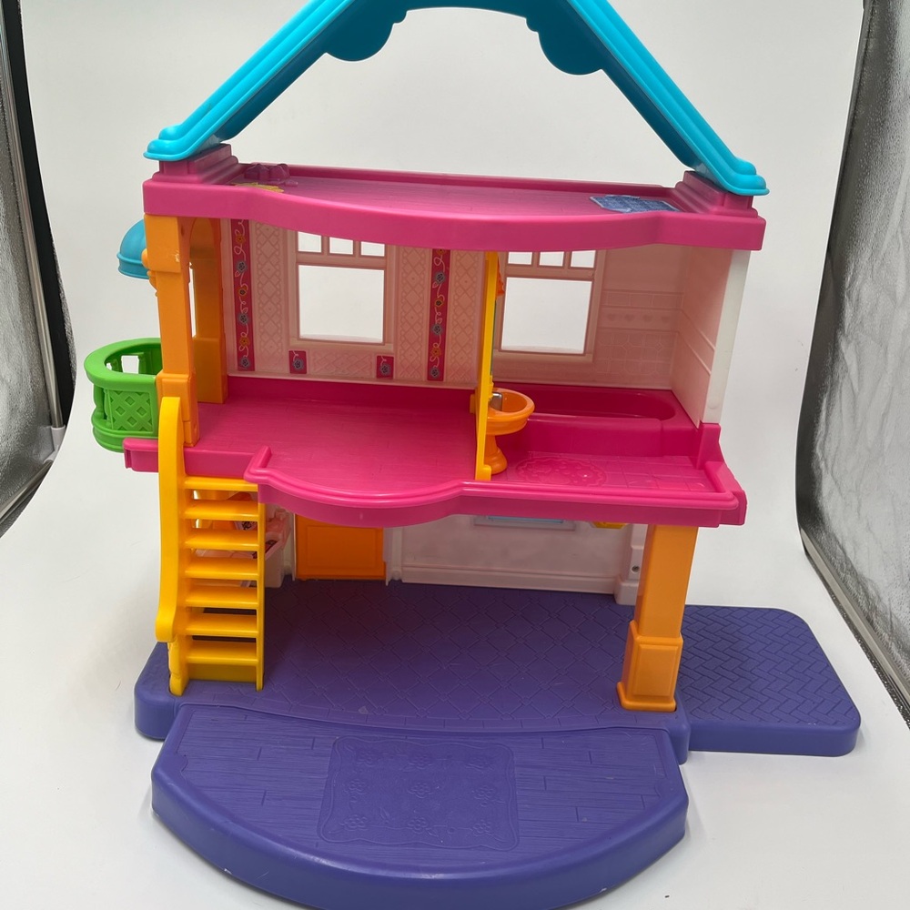 2005 Fisher Price MY FIRST DOLLHOUSE 3 Figures Random Accessories